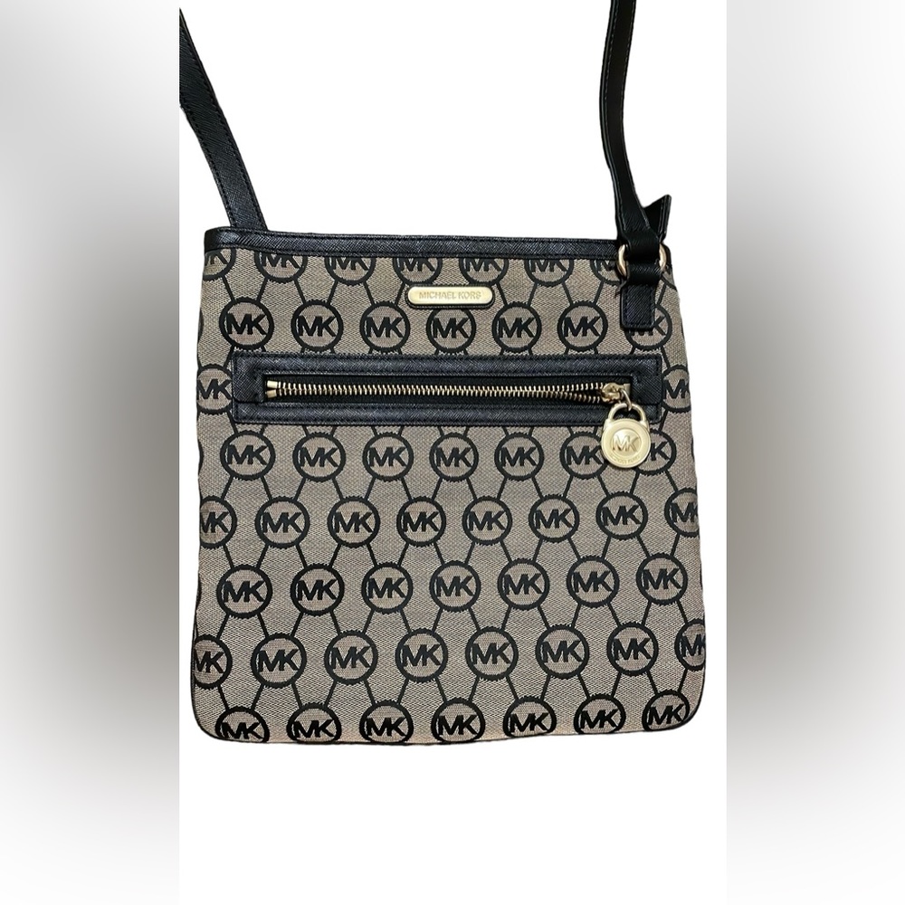 Michael Kors Kempton Signature Crossbody Bag
Large in black/tan